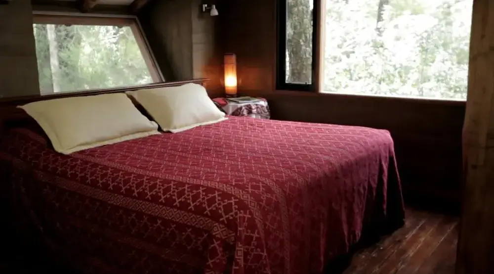 Cabañas Altos del Alma cama doble junto a la ventana