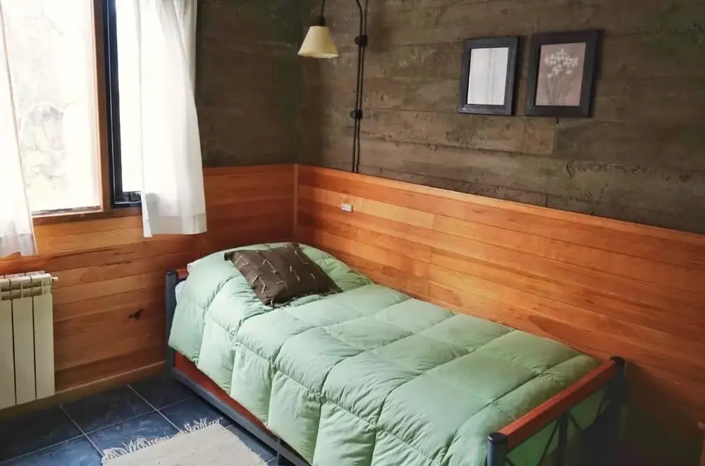 Cabañas Altos del Alma cama individual junto a la ventana