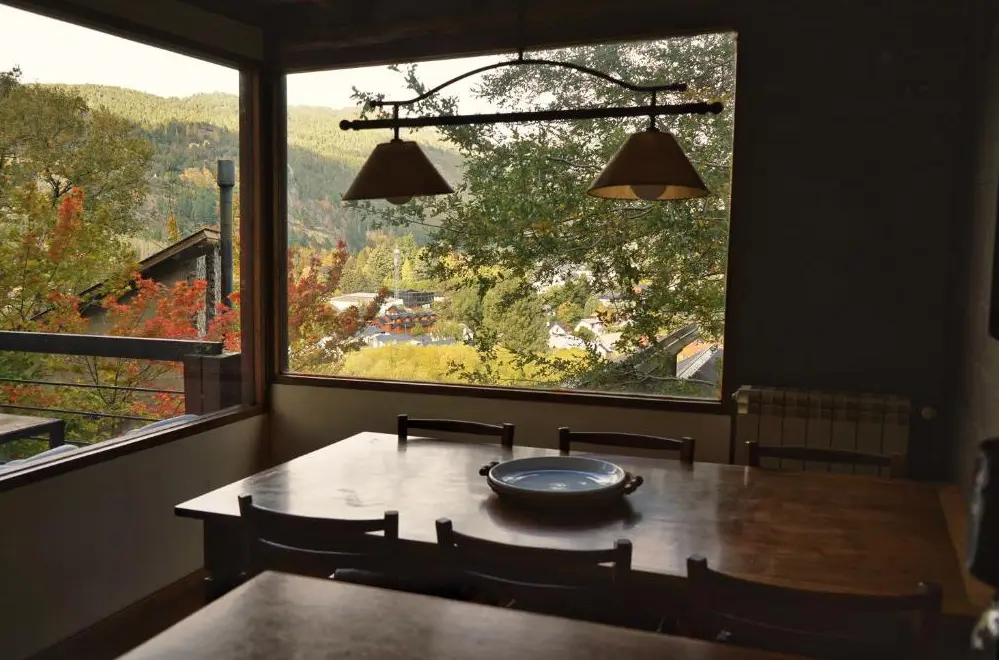 Cabañas Altos del Alma mesa de comedor