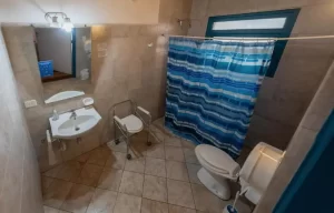 Hostel Alhue Patagonia baño completo