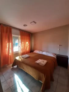 Hostel Danny cama doble junto a la ventana