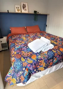 Hostel Lago Argentino cama doble con toallas