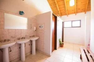 Hostel Nakel Yenu baño completo