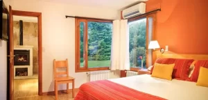 Hostería Antares Patagonia cama doble junto a la ventana