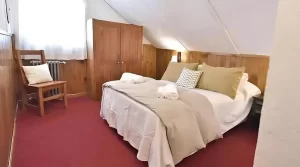 Hostería Cerro Nevado cama doble con toallas