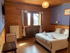 Hostería Hainen cama doble con toallas