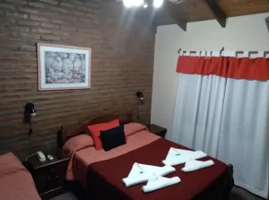 Hotel Altos del Rincón cama doble con toallas