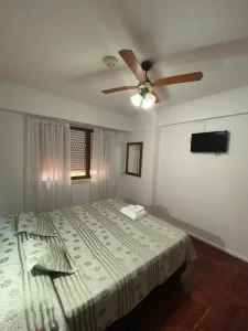 Hotel C&R cama doble con toallas