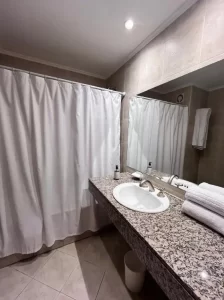 Hotel Cerro Calafate espejo del baño