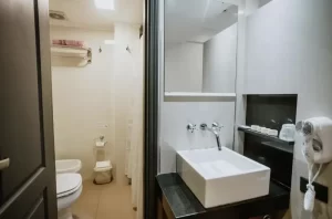 Hotel Club del Golf bacha del baño