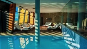 Hotel Design Suites Calafate sillones de la pileta
