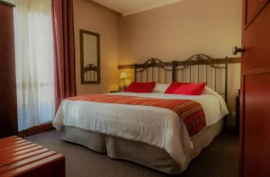 Hotel Don Pepe cama doble junto a la ventana
