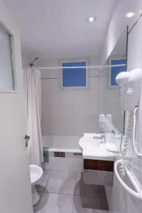 Hotel Estocolmo baño completo