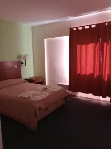 Hotel Etoile cama doble junto a la ventana