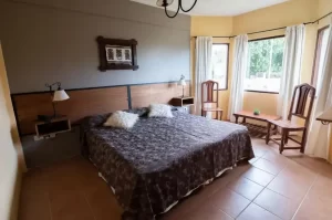 Hotel Glaciares de la Patagonia cama doble junto a la ventana