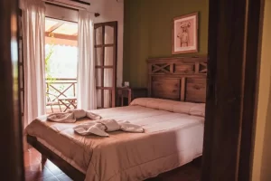 Hotel Gloria cama doble con toallas