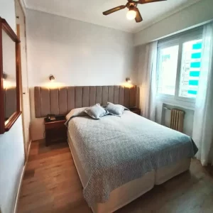 Hotel King's cama doble junto a la ventana