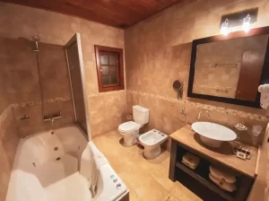 Hotel La Cantera baño completo