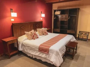 Hotel La Cantera cama doble junto al armario