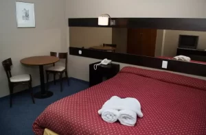 Hotel Marco Polo cama doble con toallas