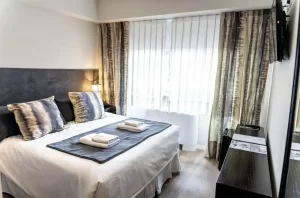Hotel O2 cama doble con toallas