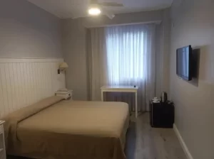 Hotel Prince cama doble junto a la ventana