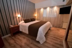 Hotel Skorpios cama doble junto a la ventana