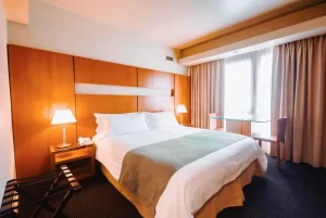 Hotel Spa República cama doble junto a la ventana