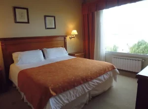 Hotel Terrazas del Calafate cama doble junto a la ventana