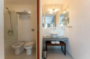 Hotel Tolosa antebaño