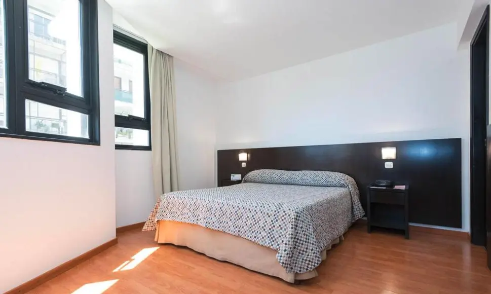 Aparthotel Urquiza cama doble junto a la ventana