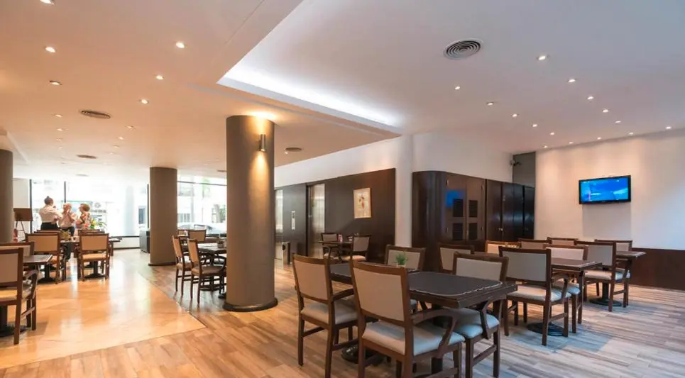 Aparthotel Urquiza mesas para comer