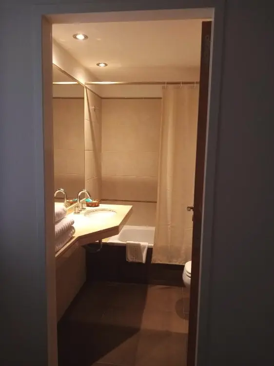 Departamento Madera Suite puerta del baño