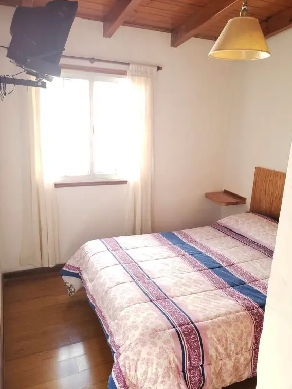 Departamentos Complejo La Naranjita cama doble junto a la ventana