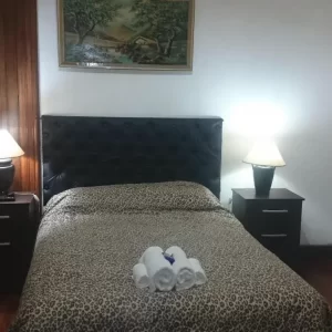 Hostel Marino cama doble con toallas