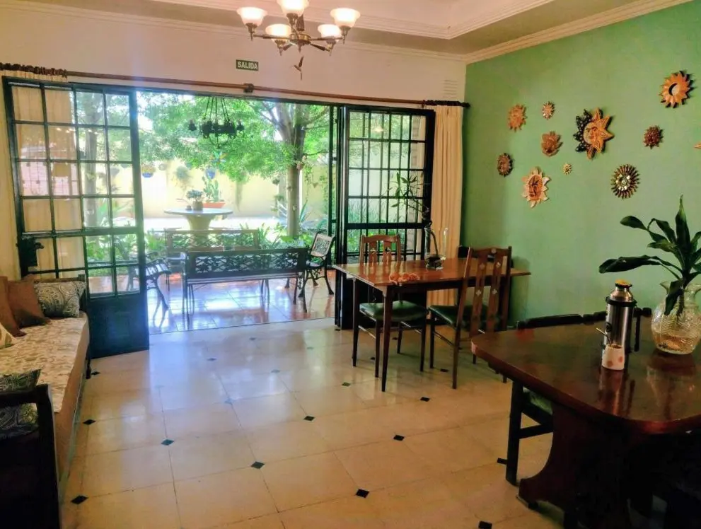 Hostel Soles Boutique mesa de comedor