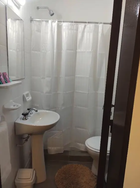 Hotel Emilia baño completo