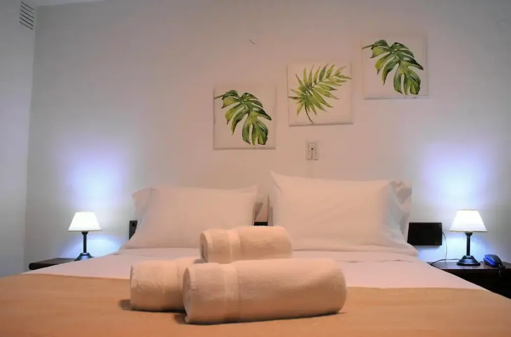 Hotel Emilia cama doble con toallas