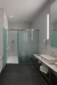 Hotel Esplendor by Wyndham Savoy baño completo