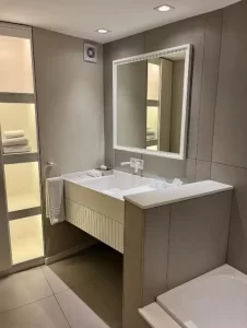 Hotel Holiday Inn espejo del baño