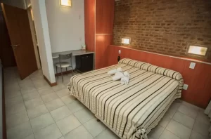 Hotel Necof cama doble con toallas