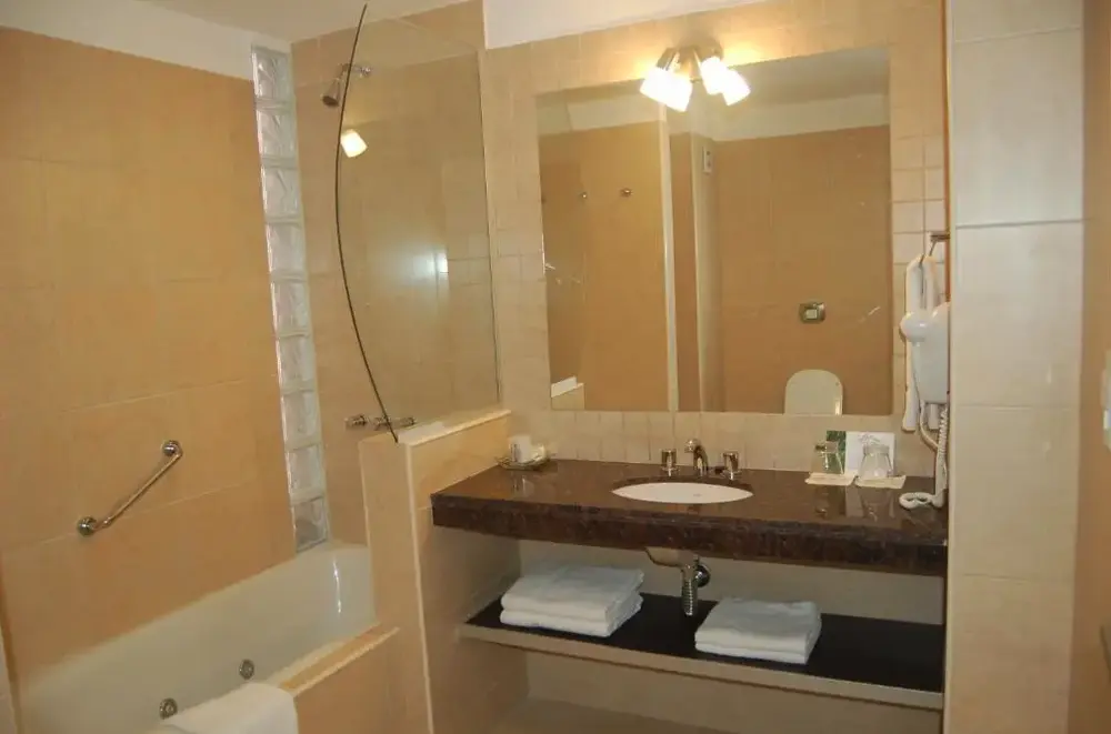 Hotel de la Cité bacha del baño