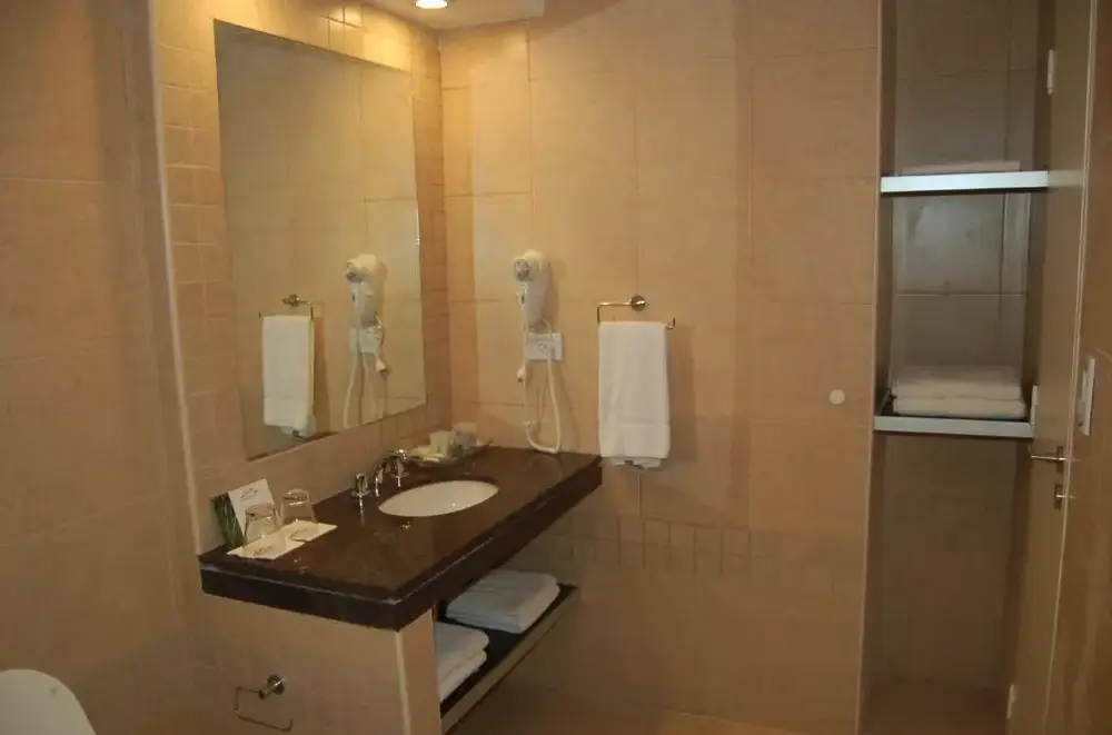 Hotel de la Cité espejo del baño