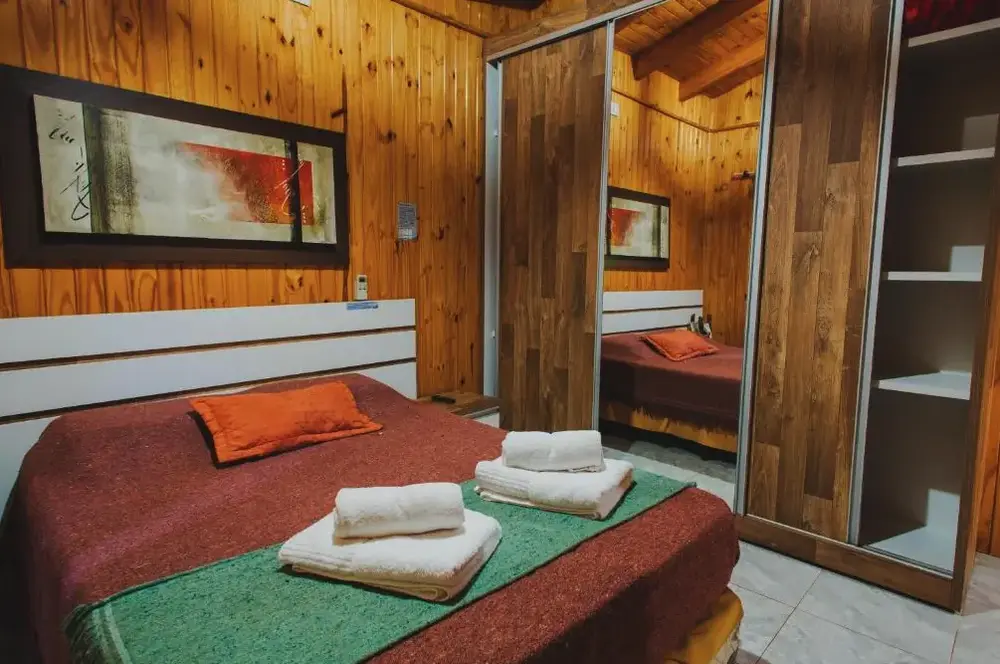 Cabañas Riberas del Paraná cama doble con toallas