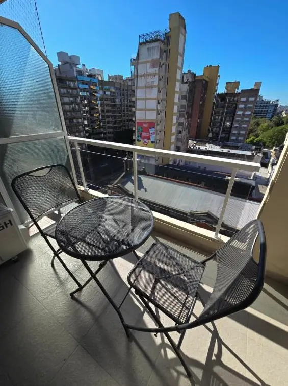 Departamento Maipú 1728 mesa del balcón