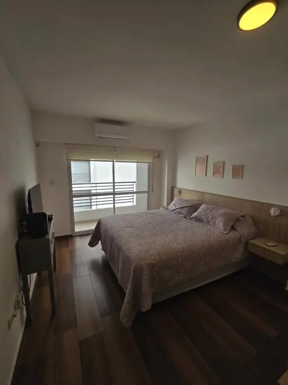 Departamento Primero de Mayo 1115 cama doble junto a la ventana