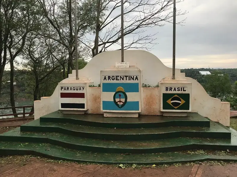 Hito Tres Fronteras Puerto Iguazú