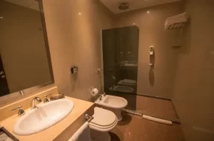 Hotel Grand Crucero baño completo