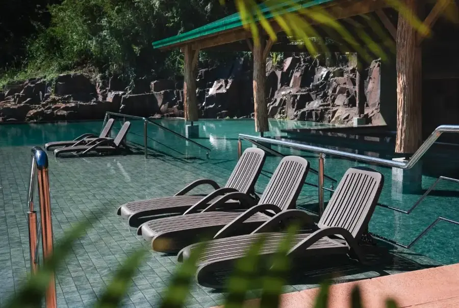 Hotel Iguazú Jungle Lodge sillones de la pileta