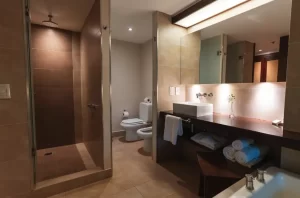 Hotel Loi Suites Iguazú baño completo